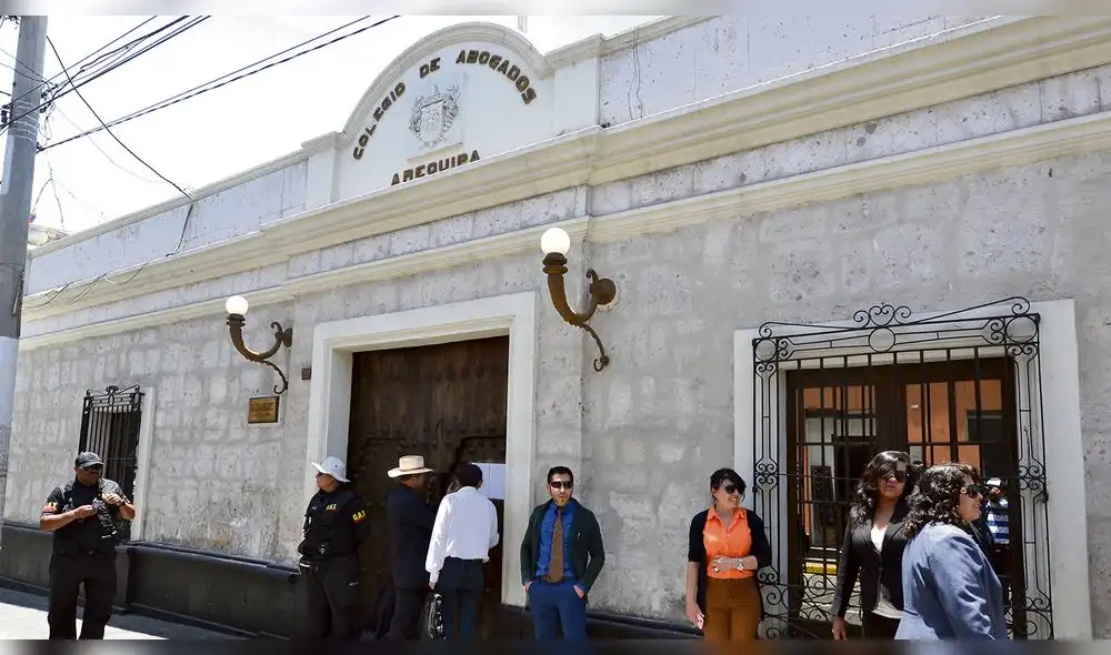 Abogados tienen nuevo decano pero grupo opositor lo rechaza Abogados tienen nuevo decano pero grupo opositor lo rechaza