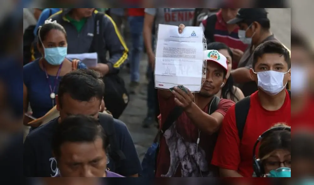 Un trabajador en un paradero muestra su permiso para circular. Crédito: La República Un trabajador en un paradero muestra su permiso para circular. Crédito: La República