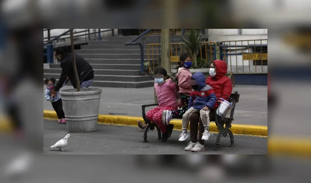 Menores pasearon entre la muchedumbre del Centro de Lima. (Foto: Marco Cotrina / La República) Menores pasearon entre la muchedumbre del Centro de Lima. (Foto: Marco Cotrina / La República)