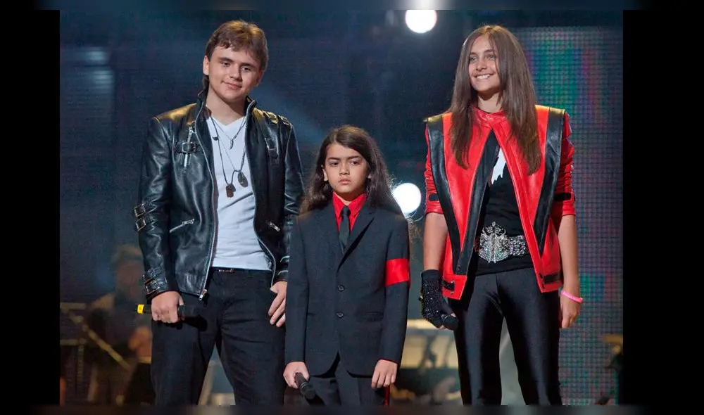 Hijo menor de Michael Jackson luce irreconocible tras huir de la prensa