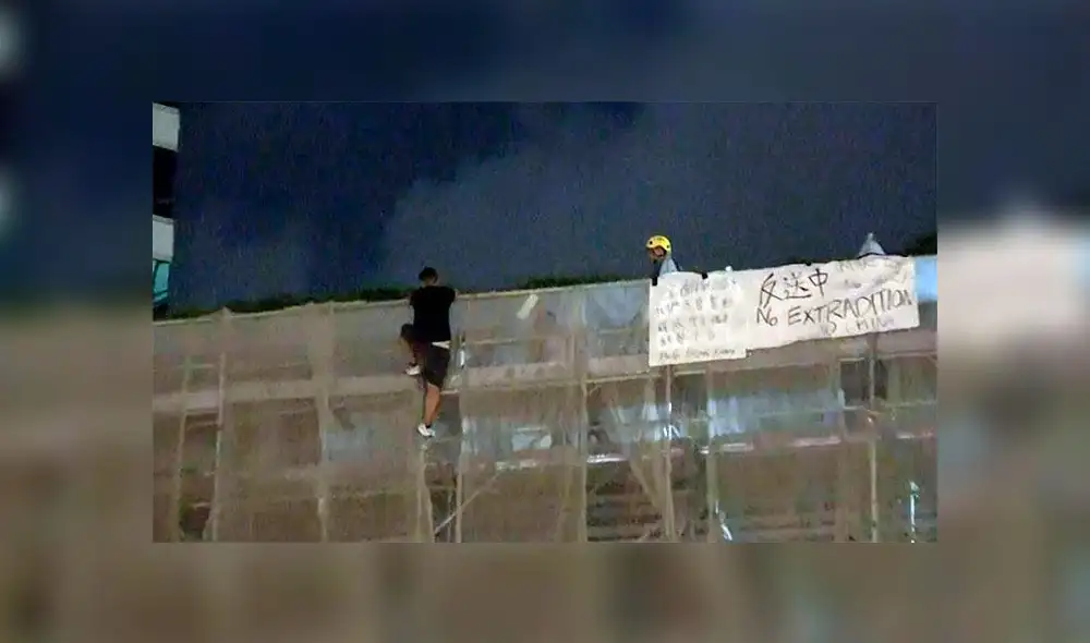 Manifestante en Hong Kong muere tras caer de andamio por colocar una pancarta