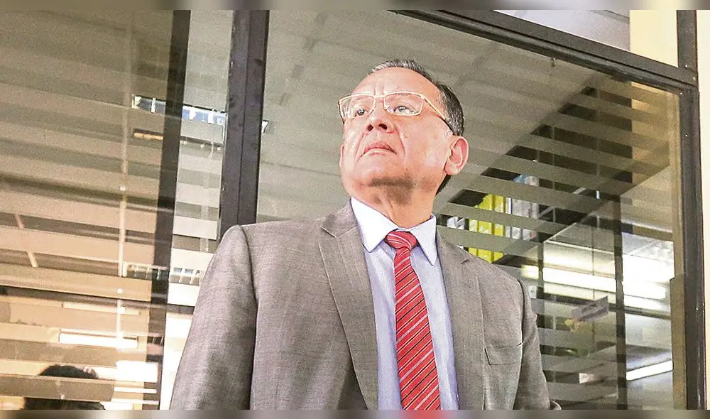 EDGAR ALARCON ASESOR DEL GOBERNADOR REGIONAL DE AREQUIPA ELMER CACERES LLICA RENUNCIA POR VER CORRUPCION EN EL GRA 