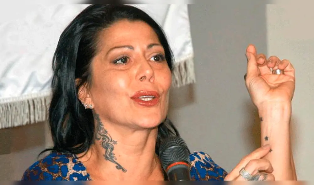 Alejandra Guzmán sufre descuido y muestra de más en pleno concierto [VIDEO]