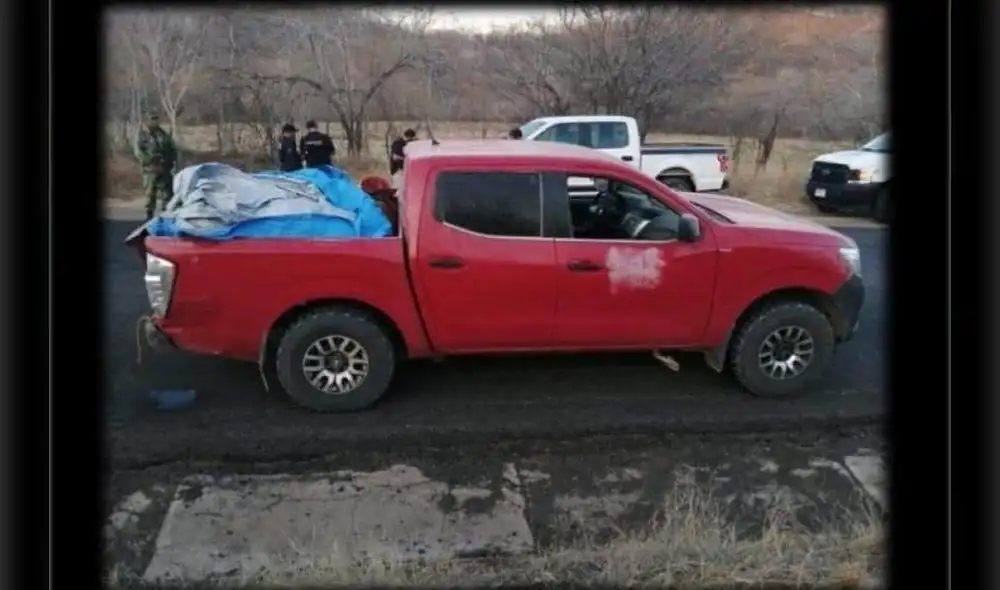 La camioneta fue abandonada en un tramo de la carretera Huétamo-Ciudad Altamirano. (Twitter)
