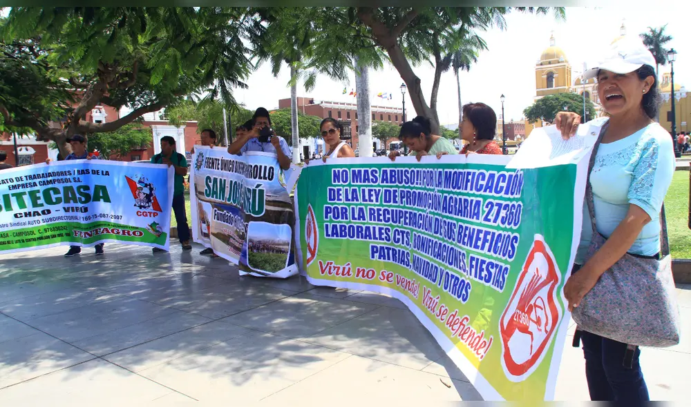 Trabajadores de empresas agroexportadores de La Libertad exigiendo la abolición de la Ley Agraria. Foto: GLR / Jaime Mendoza.