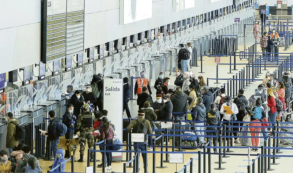 El primer vuelo que despegó de suelo limeño lo hizo a las 9:34 a.m., el destino fue Santiago de Chile. Se observó mucho orden. Foto: Flavio Matos/La República