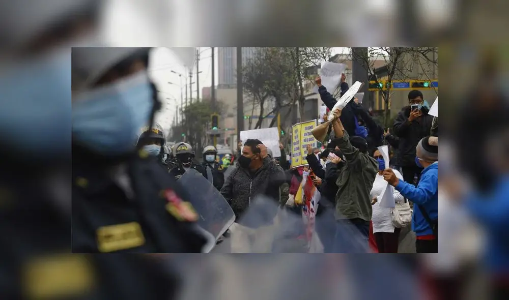 Aportantes de la ONP fueron a apoyar a los parlamentarios. Créditos: Félix Contreras / La República. Aportantes de la ONP fueron a apoyar a los parlamentarios. Créditos: Félix Contreras / La República.