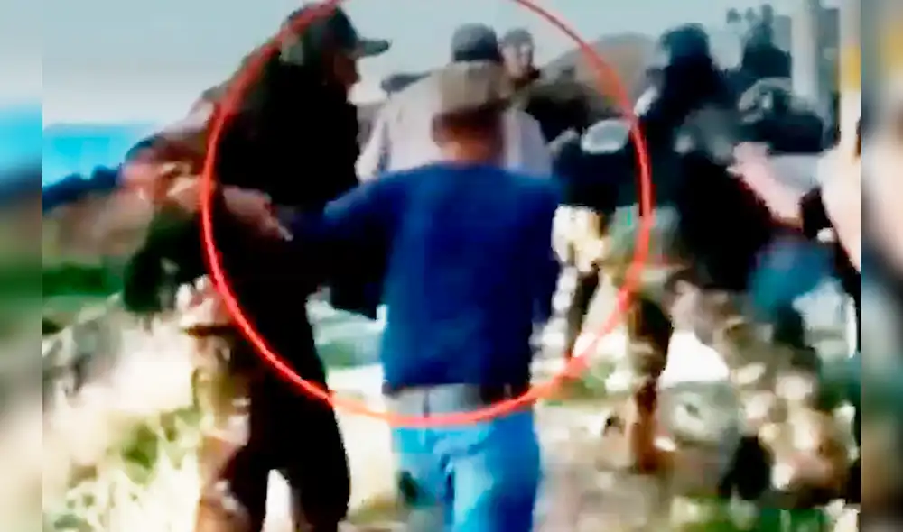 Ayacucho: tras caída, policía resultó ileso y manifestante con una herida en la cabeza. Foto: captura ATV