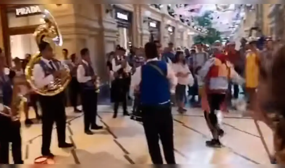 Banda peruana arma fiesta con huaynos en centro comercial de Rusia [VIDEO]