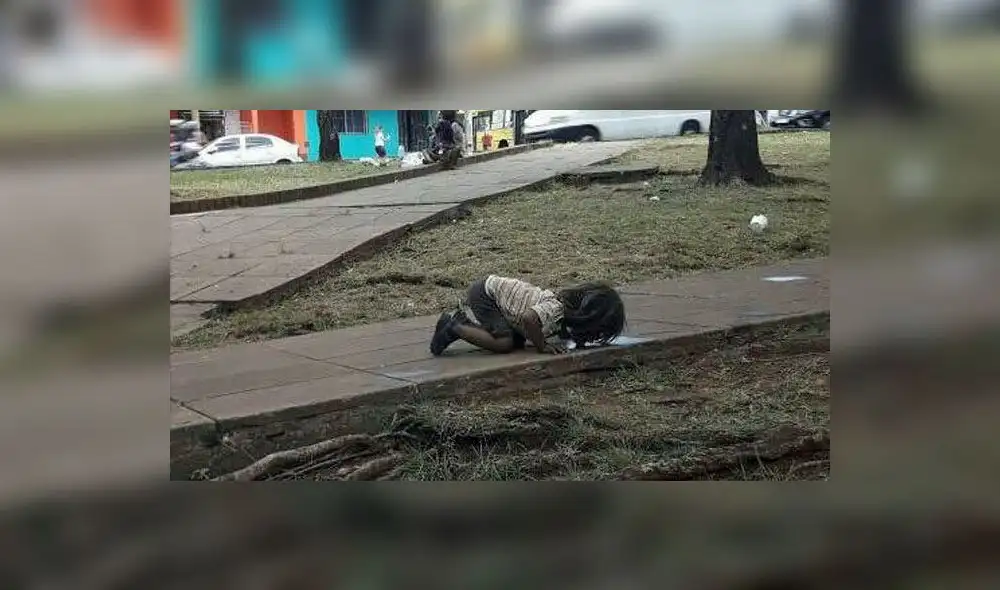 Vía Facebook, la foto de una niña bebiendo agua de un charco conmociona a un país