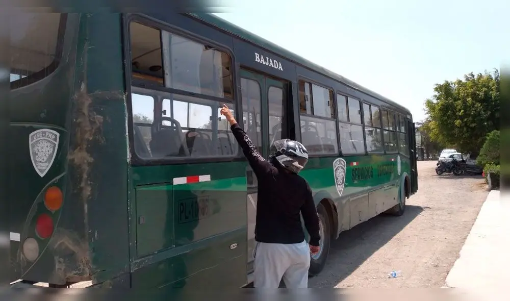 Bus de la Policía fue violentado por intervenido. Foto: Cortesía.