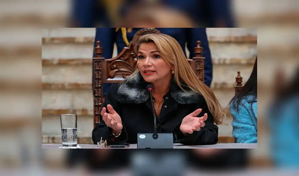 "Yo estoy enormemente agradecida tanto con la Policía como con nuestro Ejército", declaró Jeanine Áñez. Foto: EFE