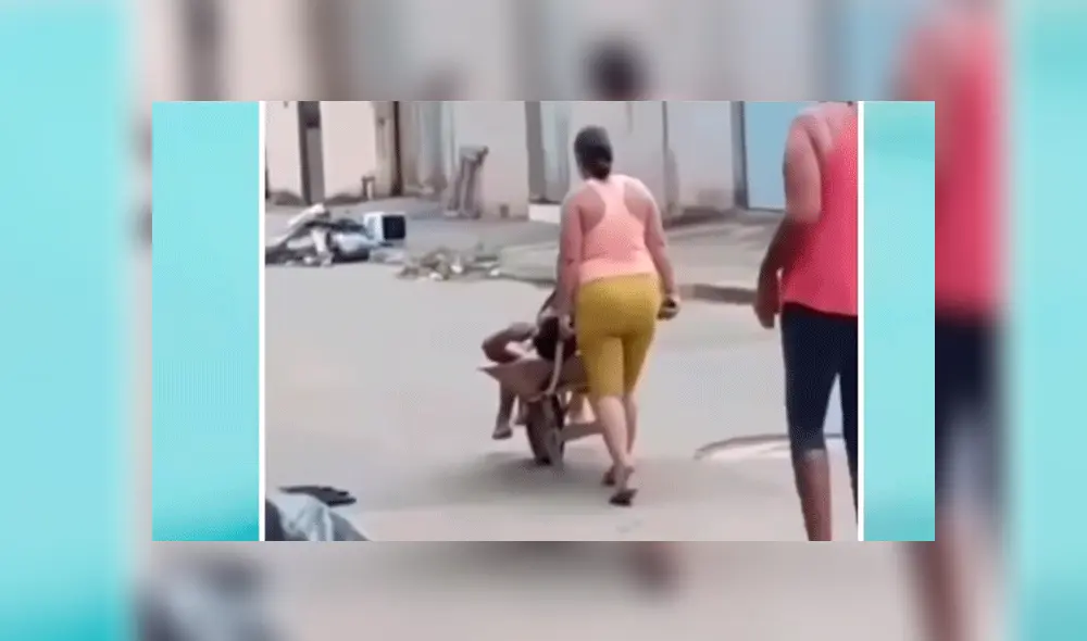 Facebook viral: Critican a ebrio que es llevado por su esposa en carretilla a su casa [VIDEO]
