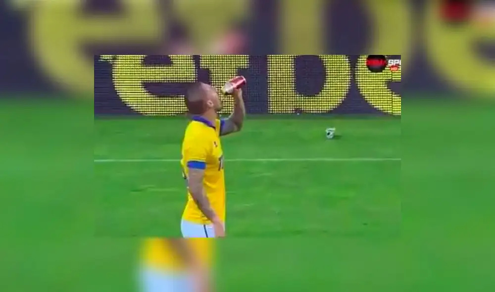 YouTube: jugador tomó cerveza que le lanzaron de tribuna y anotó gol en último minuto