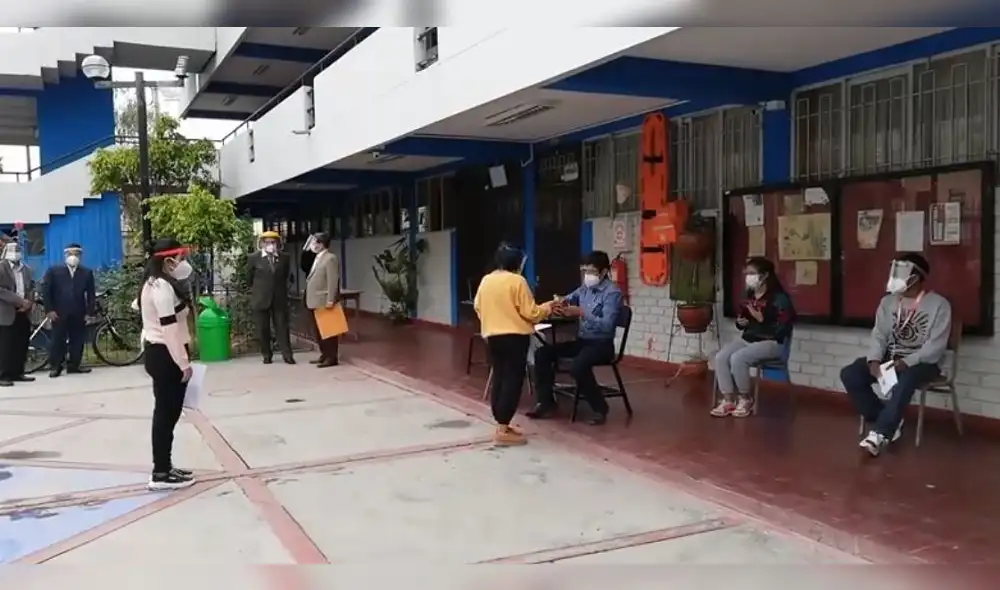 Postulantes a la Universidad Nacional de San Cristóbal de Huamanga acudieron hoy a rendir la evaluación. Foto: Captura video. Postulantes a la Universidad Nacional de San Cristóbal de Huamanga acudieron hoy a rendir la evaluación. Foto: Captura video.