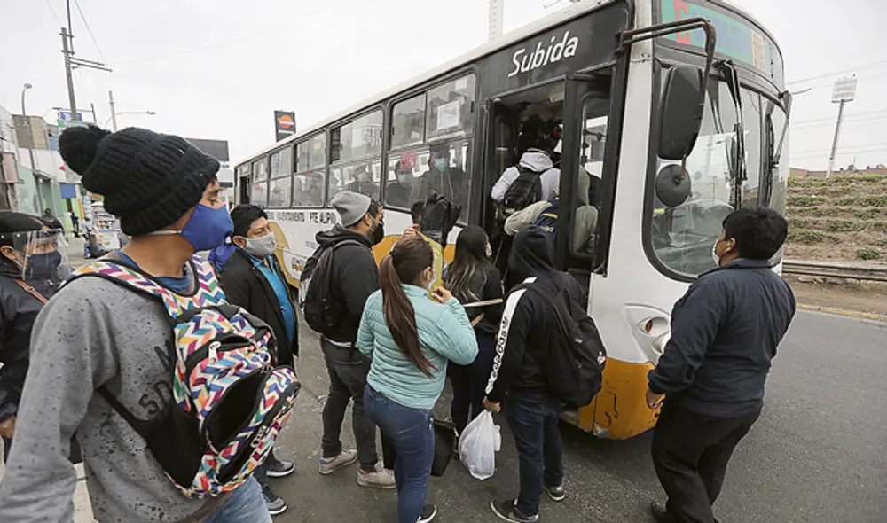 personas subiendo micro transporte mascarilla