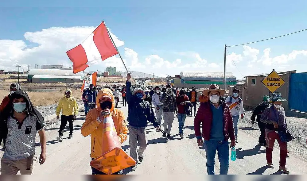 CORREDOR MINERO. Manifestantes mantienen bloqueado el corredor vial como como una forma de presionar a la minera Antapaccay para que apruebe el bono