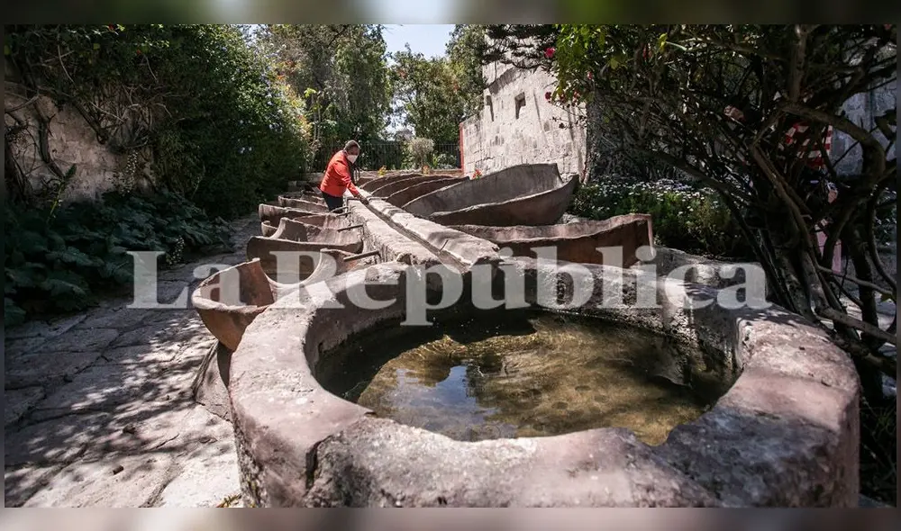 Monjas usaban lavandería de piedra del patio del convento.