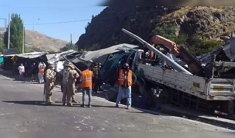 Camión grúa, se le habrían vaciado los frenos y terminó estrellándose contra kioscos en la Variante de Uchumayo. Camión grúa, se le habrían vaciado los frenos y terminó estrellándose contra kioscos en la Variante de Uchumayo.