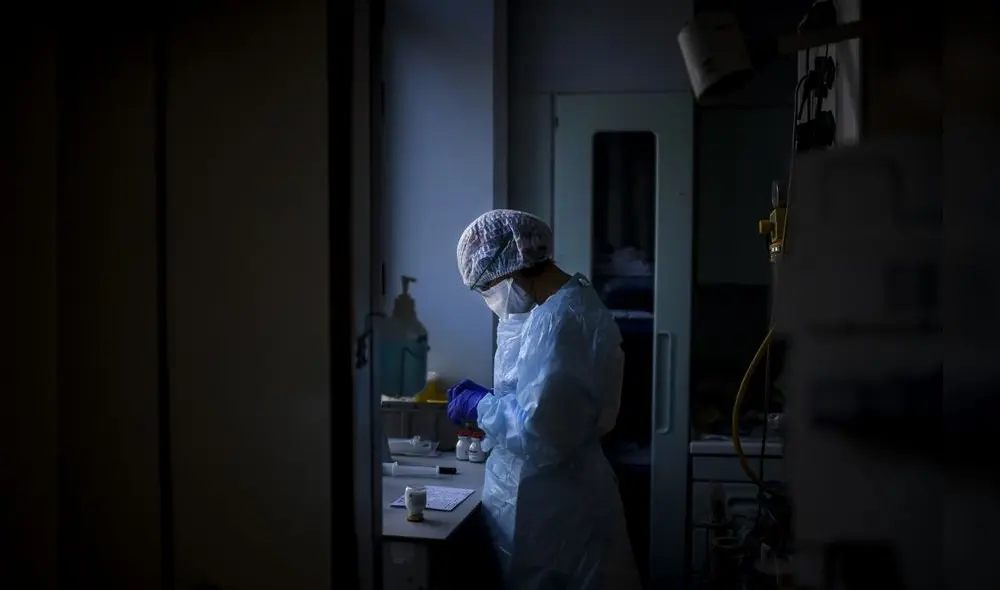 A healthcare worker works at the Intensive Care Unit (ICU) of Sao Joao Hospital in Porto on October 22, 2020. (Photo by PATRICIA DE MELO MOREIRA / AFP) A healthcare worker works at the Intensive Care Unit (ICU) of Sao Joao Hospital in Porto on October 22, 2020. (Photo by PATRICIA DE MELO MOREIRA / AFP)