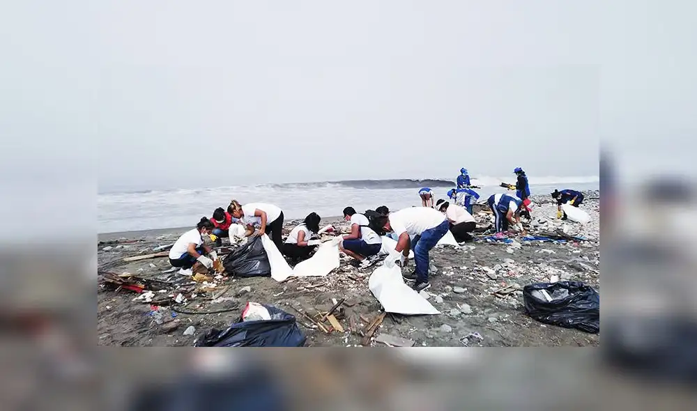 Recogen basura de la playa más contaminada del Callao
