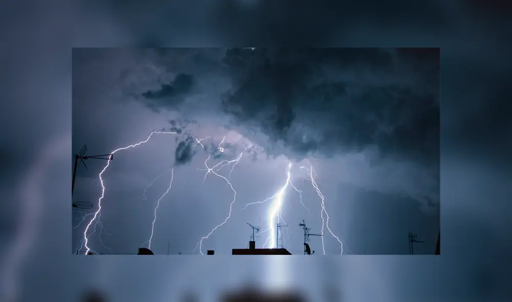 Mueren seis personas por impacto de rayo en pleno funeral Mueren seis personas por impacto de rayo en pleno funeral