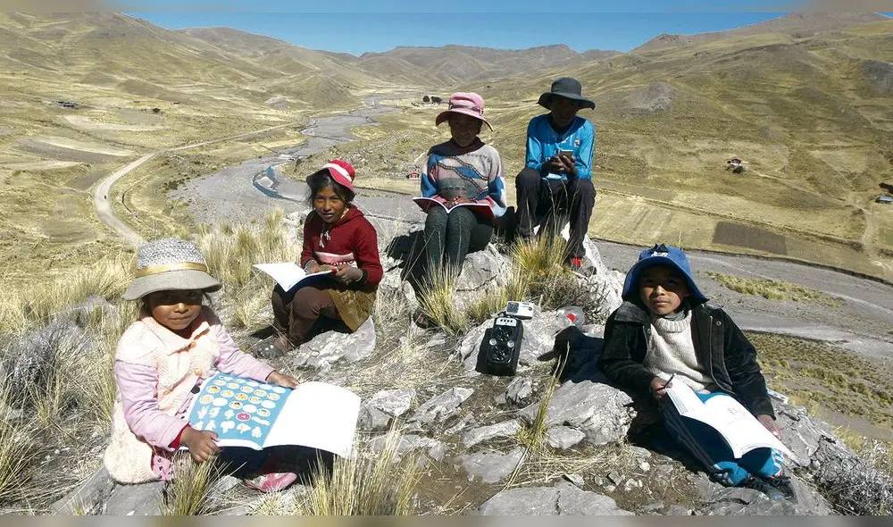 APRENDO EN EL CERRO. A diario, los escolares provistos de cuadernos y lapiceros, subían  los cerros para para captar la señal y sintonizar “Aprendo en Casa”.