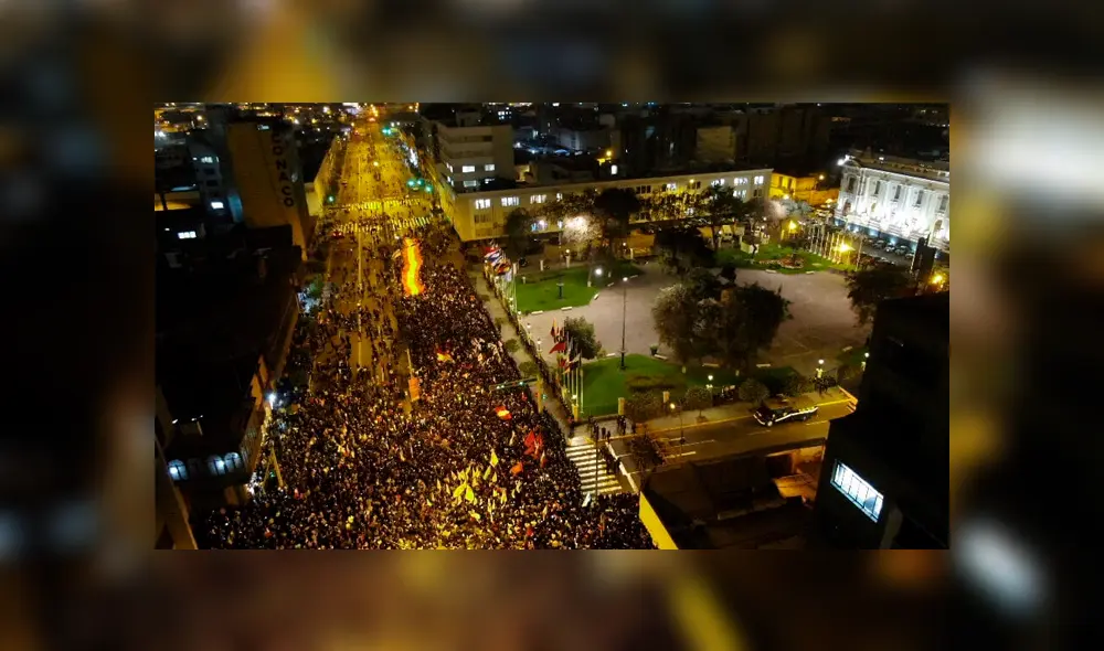 Los ciudadanos se dirigen al Congreso de la República. Foto: La República. Los ciudadanos se dirigen al Congreso de la República. Foto: La República.