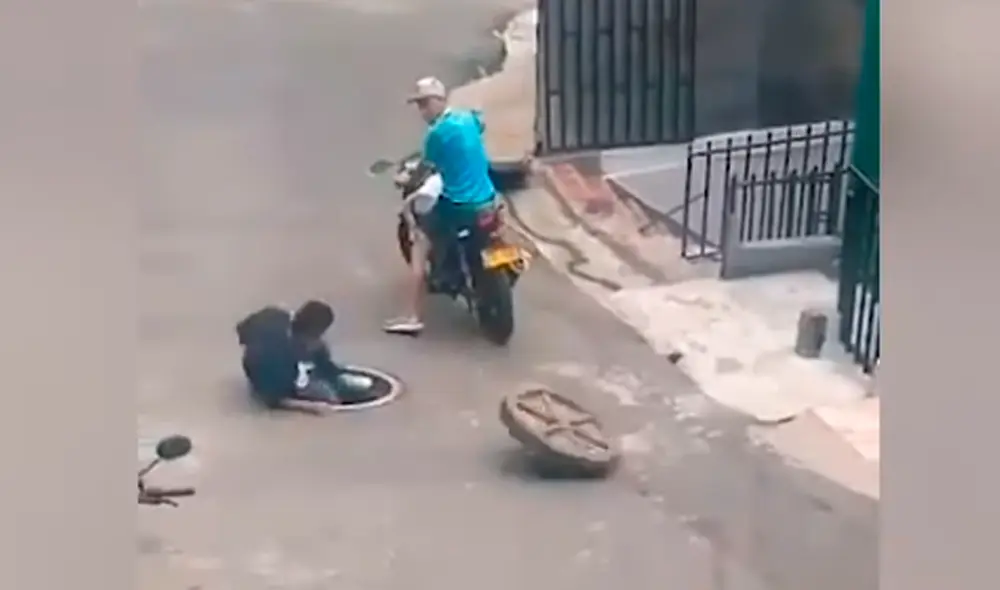 Los testigos gritaron al ver al sujeto cayéndose en el agujero. Foto: captura de Twitter