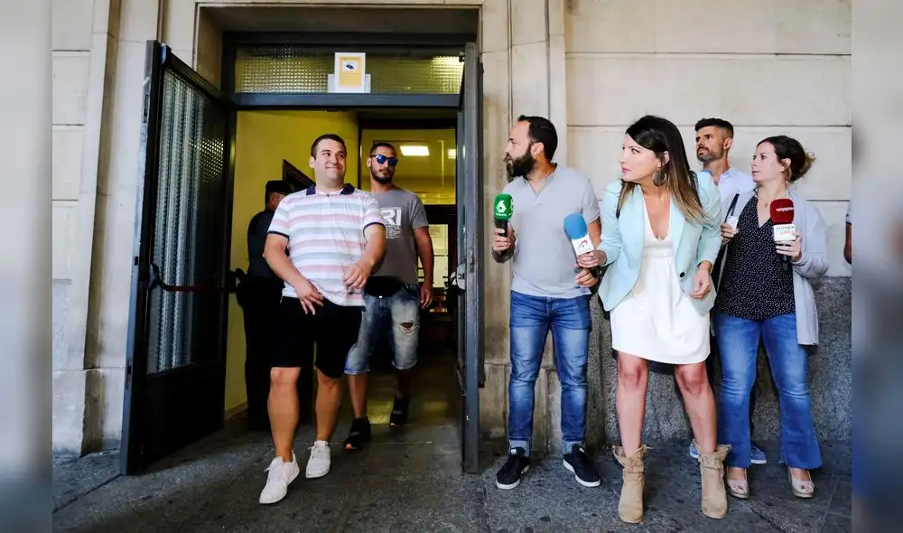 proceso. El exmilitar de 'La Manada' Alfonso Jesús Cabezuelo y José Ángel Prenda, 'El Prenda', salen de los juzgados de Sevilla. Un caso muy sonado.