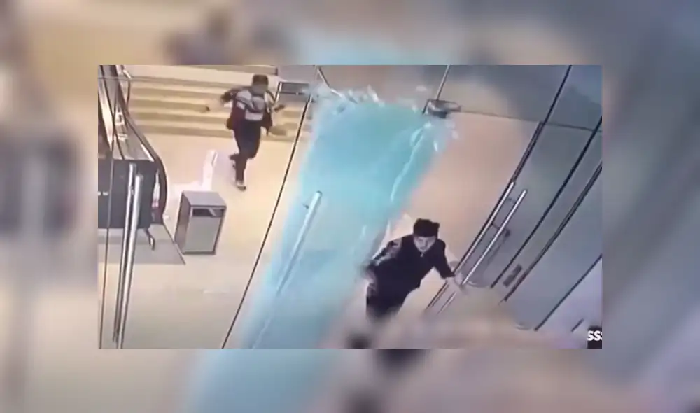 YouTube viral: joven se estampa contra puerta de vidrio y termina rompiéndola en mil pedazos [VIDEO] 