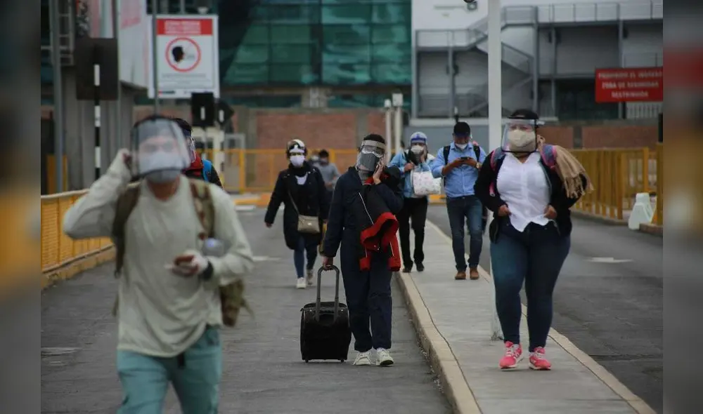 Emotivo encuentro de pasajeros que llegan del Cusco y sus familiares a las afueras del Jorge Chávez / Fotos: John Reyes