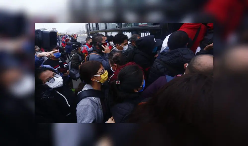 Aglomeraciones al entrar al bus en Puente Nuevo. Créditos: Flavio Matos. Aglomeraciones al entrar al bus en Puente Nuevo. Créditos: Flavio Matos.
