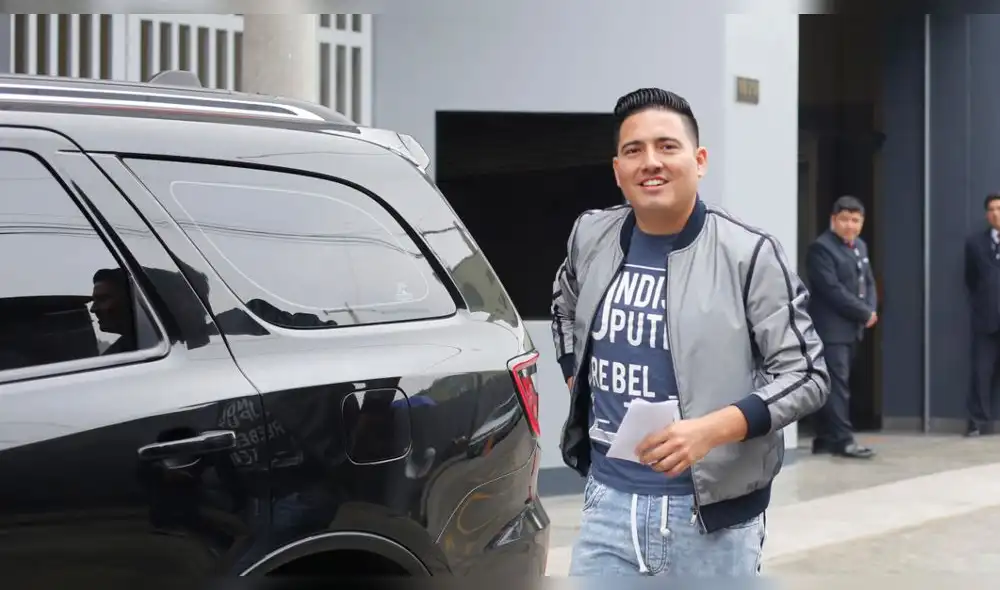 Pedro Loli se deja ver con su esposa en un centro comercial