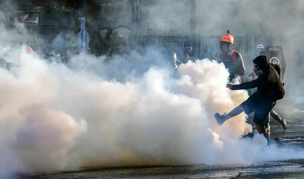 Miles de manifestantes se congregan en Plaza Italia. Foto: AFP