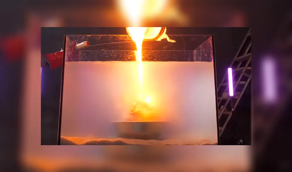 Video es viral en YouTube. Un curioso experimento dejó sin palabras a miles de personas, debido a que muestra lo que sucede con la lava al entrar en contacto con el agua. Foto: Captura.