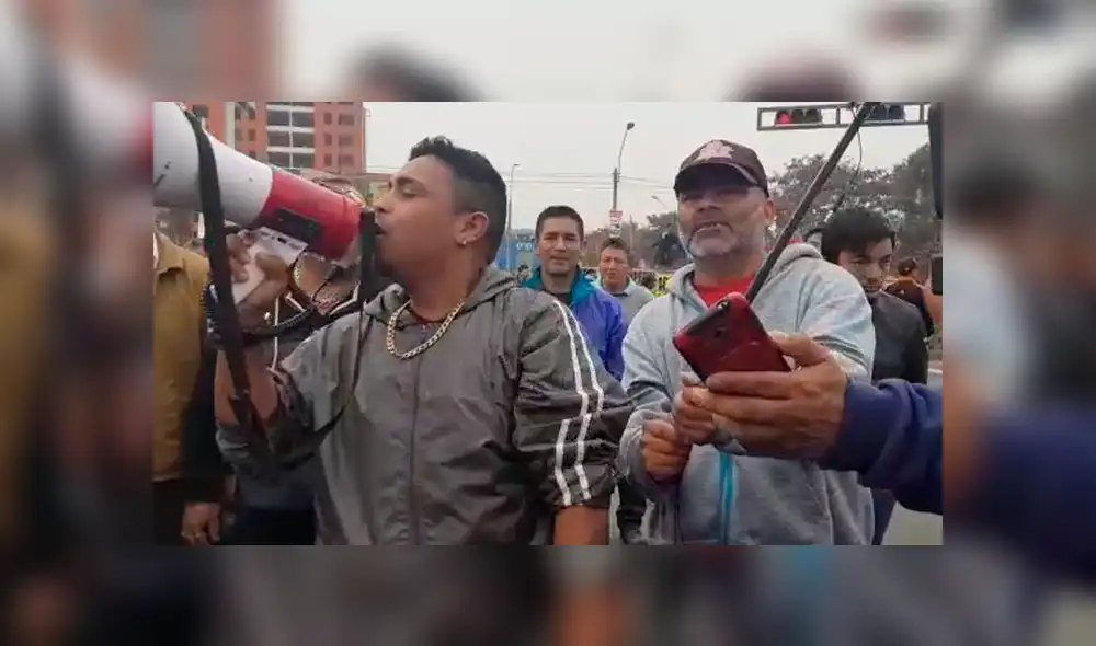 Peruano improvisa rap contra cobro de peajes en Puente Piedra. Peruano improvisa rap contra cobro de peajes en Puente Piedra.