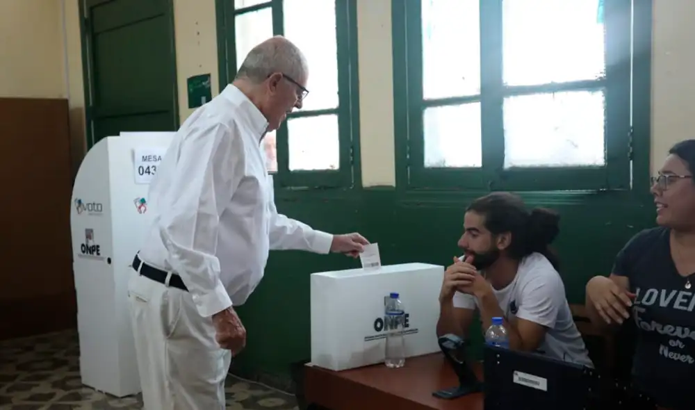 Pedro Pablo Kuczynski acudió a votar custodiado por policías