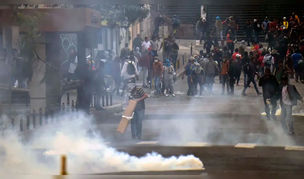 Los manifestantes se enfrentan a la policía antidisturbios durante una huelga contra las políticas económicas del gobierno del presidente ecuatoriano Lenin Moreno. Los manifestantes se enfrentan a la policía antidisturbios durante una huelga contra las políticas económicas del gobierno del presidente ecuatoriano Lenin Moreno.