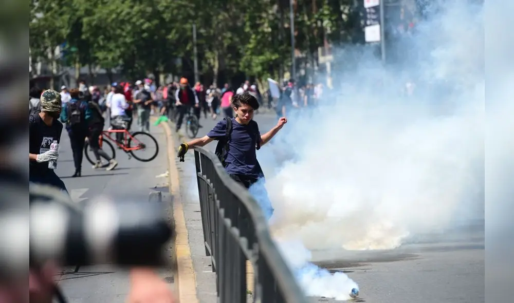La militarización del país ha ido en aumento para tratar de controlar los desmanes violentos en los que derivó desde el pasado viernes la radicalización de la protesta ciudadana contra el alza del precio del metro. Foto: AFP. La militarización del país ha ido en aumento para tratar de controlar los desmanes violentos en los que derivó desde el pasado viernes la radicalización de la protesta ciudadana contra el alza del precio del metro. Foto: AFP.
