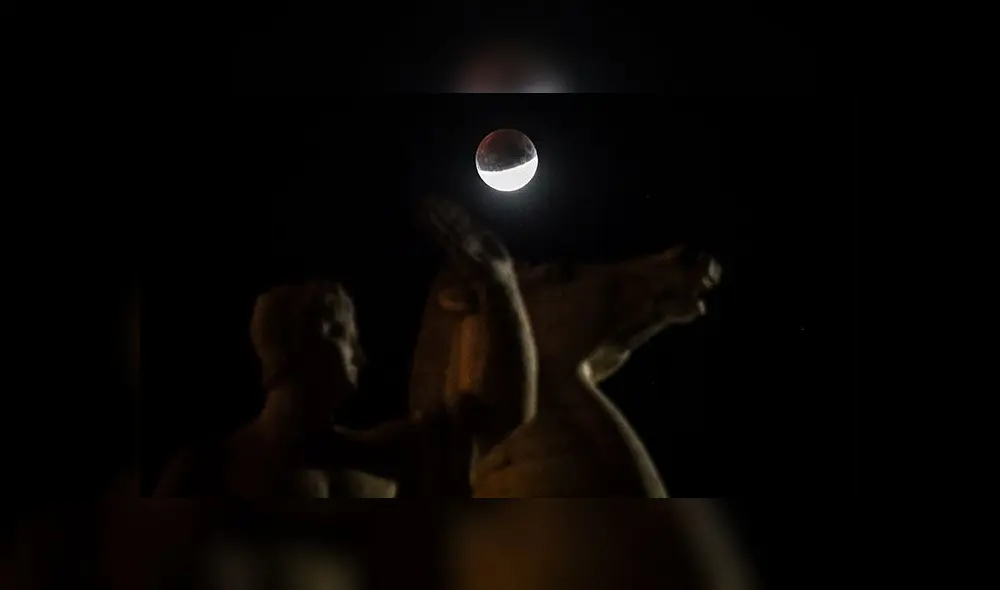 Vista del eclipse lunar 2019 en Italia. Foto: AFP.