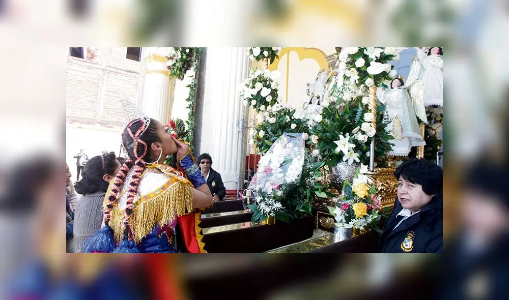 homenaje. Bailarina, que personifica a una "china" de la diablada, se arrodilla a los pies de la Virgen de la Candelaria.