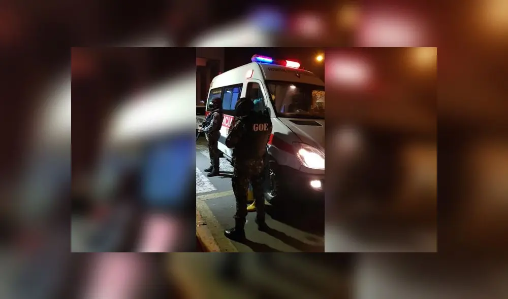 Uno de los expulsados fue llevado en una ambulancia por su delicado estado de salud. (Foto: Migraciones)