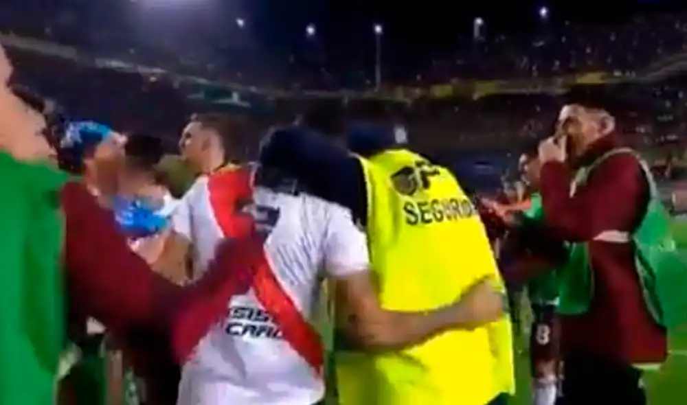 Un miembro de seguridad ingresó al campo de La Bombonera para celebrar la victoria de River Plate. Un miembro de seguridad ingresó al campo de La Bombonera para celebrar la victoria de River Plate.