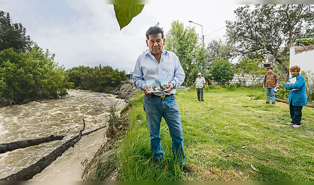 Temor. Barrionuevo muestra cómo el río Chili se llevó más de tres metros de defensa ribereña. Temor. Barrionuevo muestra cómo el río Chili se llevó más de tres metros de defensa ribereña.