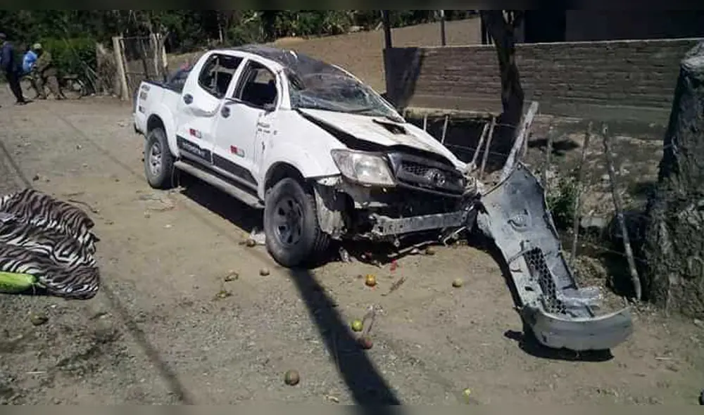 La camioneta quedó con severos daños tras el impacto. La camioneta quedó con severos daños tras el impacto.