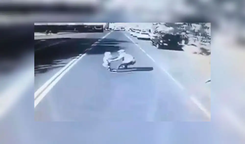 Hombre se dispuso a salvar la vida de su hijo pero él no corrió con la misma suerte. Foto: Captura.