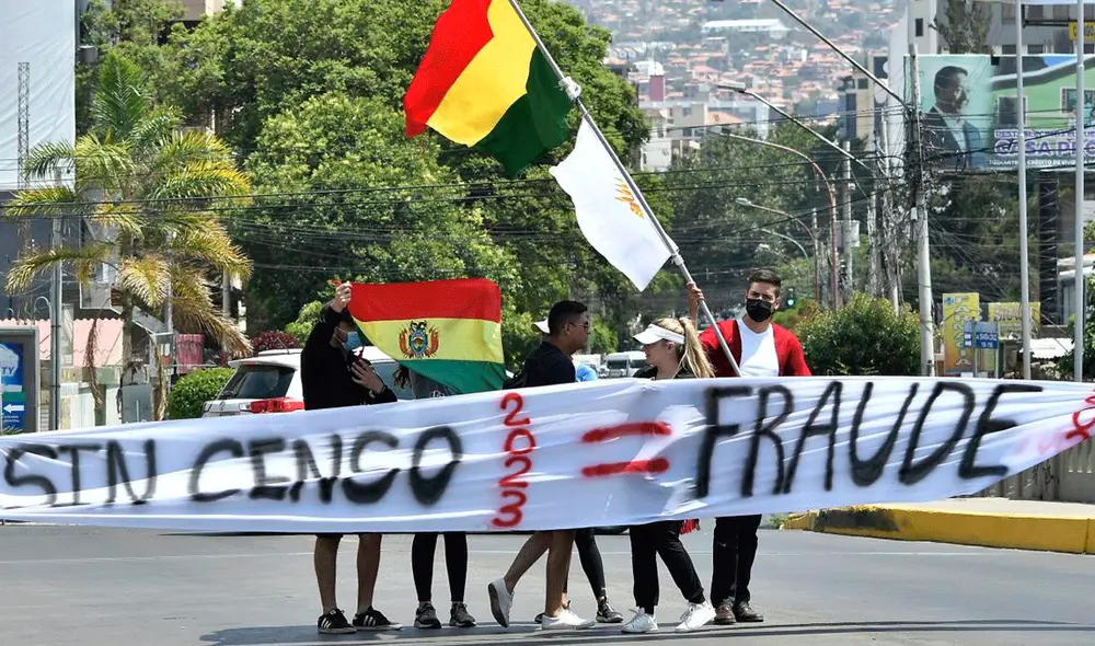La Policía llegó hasta el lugar, en el que está una bandera boliviana con un crespón negro por la muerte del joven, y precintó el área para realizar las investigaciones. Foto: EFE La Policía llegó hasta el lugar, en el que está una bandera boliviana con un crespón negro por la muerte del joven, y precintó el área para realizar las investigaciones. Foto: EFE