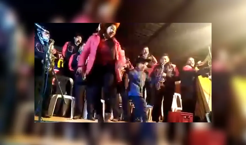 Niño tímido es retado a bailar huaylas y él sorprende con increíble ‘zapateo’.