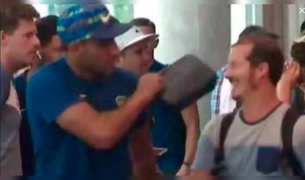 Boca Juniors: 'Wanchope' Ábila golpeó a hincha de River en el aeropuerto [VIDEO]